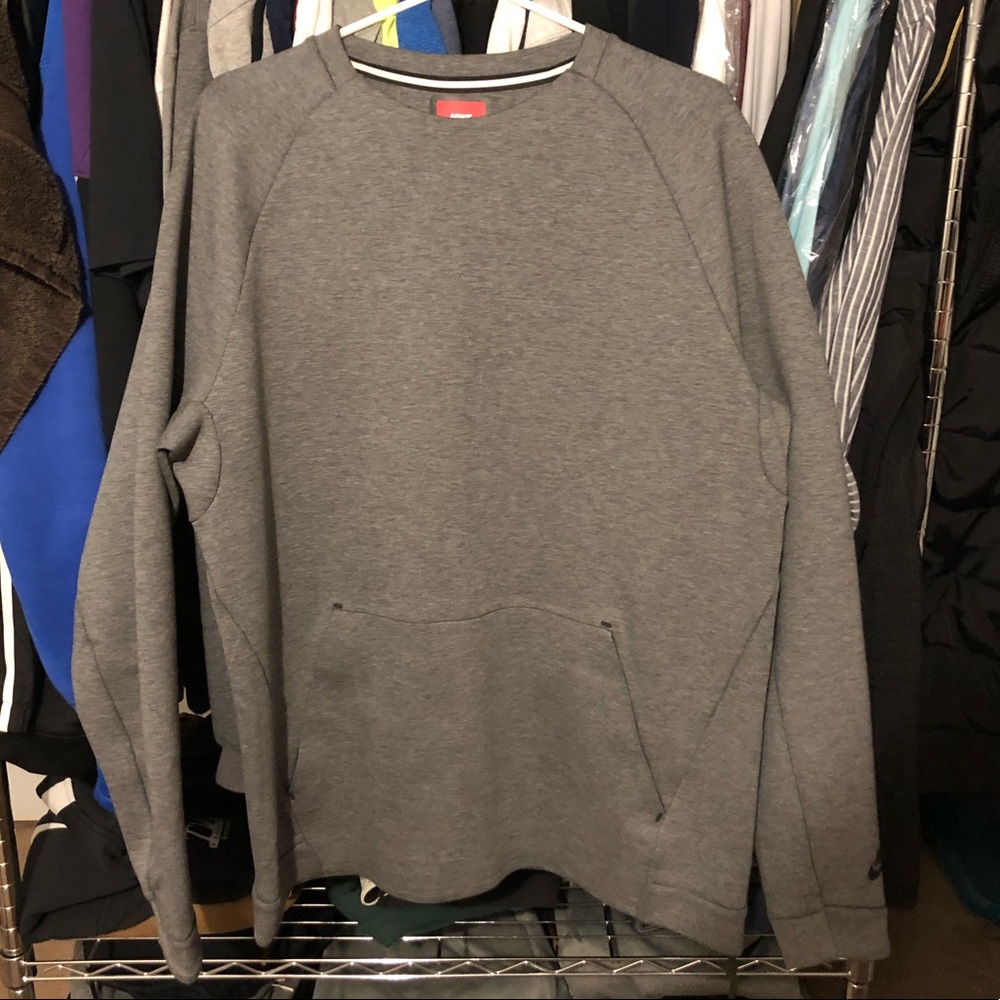 NWOT GRAY NIKE TECH FLEECE CREWNECK
